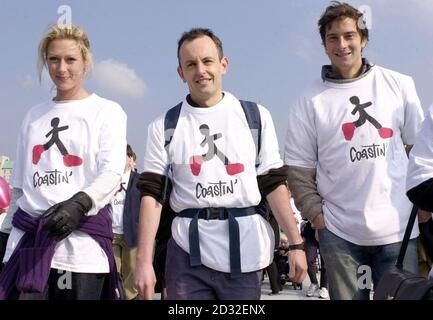 Tom Isaacs (centro), il malato di Parkinson di 34 anni, è Unito dall'ex stella dei gradini Faye Tozer e dall'arrampicatore di montagna Edward 'Bear' Grylls mentre camminano sul Millennium Bridge a Londra. Isaac inizia una passeggiata di 4,500 km lungo la costa della Gran Bretagna. *...in un'offerta per aumentare, 250,000 per la ricerca sul morbo di Parkinson. Foto Stock