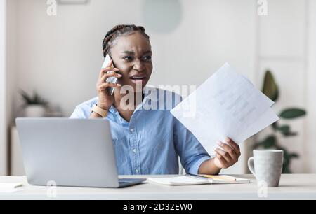 Stress aziendale. Arrabbiata donna d'affari afroamericana che ha problemi in ufficio Foto Stock