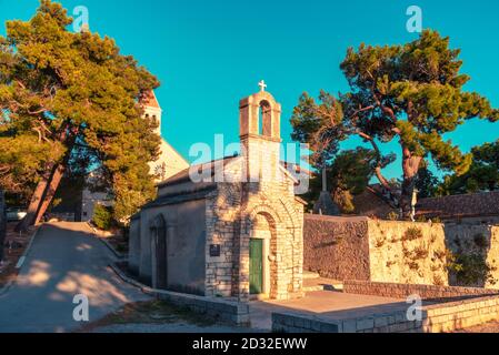 St Ivan e Teodor cappella all'interno del monastero domenicano nella città di Bol sull'isola di Brac, Croazia. Foto Stock