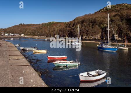 Barche e yacht ormeggiati a Solva Harbour, Pembrokeshire Coast National Park, Galles, Regno Unito Foto Stock