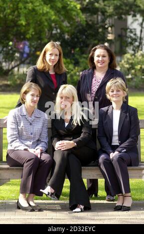 Cinque uomini d'affari di alto-volo, (fila posteriore, l-r) Rachel Elnaugh, Chey Garland, (fila anteriore L-R) Barbara Cassani, Sly Bailey, Jo Malone. * (riga posteriore L-R) Presidente della lettera rossa, Rachel Elnaugh, Fondatore e Amministratore Delegato (CEO) dei Call Center Garlands, Chey Garland. (Prima fila, l-r) CEO di Go Fly UK, Barbara Cassani, CEO di IPC Media Group, Sly Bailey e Presidente di Jo Malone London, Jo Malone, festeggiano di essere stati premiatati per il Veuve Clicquot Business Woman of the Year Award di Hannover Square, nel centro di Londra. Il premio è al suo trentesimo anno e i vincitori passati includono Anita Roddick Foto Stock