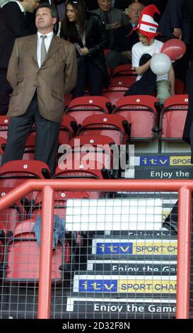 Keith Harris, presidente della Football League si trova nel riquadro Directors del Griffin Park di Brentford, vicino a Steps, con la pubblicità per la ITV Sport Channel, una società con cui la Football League sono in discussione per il fallimento del contratto TV. * è alla Nationwide Division Two Game al Griffin Park tra Brentford e Reading a West London. Foto Stock