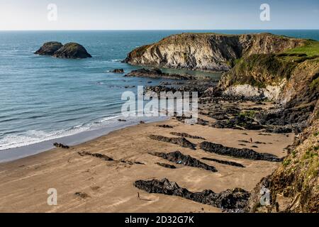 Traeth Llyfn è una baia isolata di sabbia e roccia sulla costa rocciosa nord-occidentale di Pembrokeshire. Foto Stock