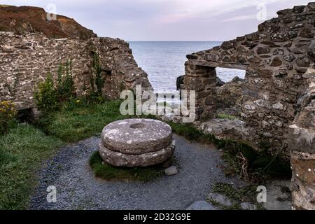 Macine all'interno delle rovine di Trefin Mill che si affaccia Aber Draw Bay, Trefin, Pembrokeshire, Galles, Regno Unito Foto Stock