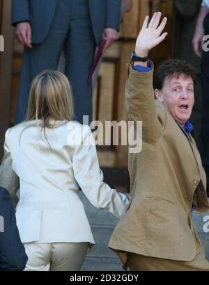 Sir Paul McCartney e Heather Mills arrivano alla Walker Art Gallery di Liverpool, per la serata di anteprima una mostra intitolata 'l'arte di Paul McCartney'. Foto Stock