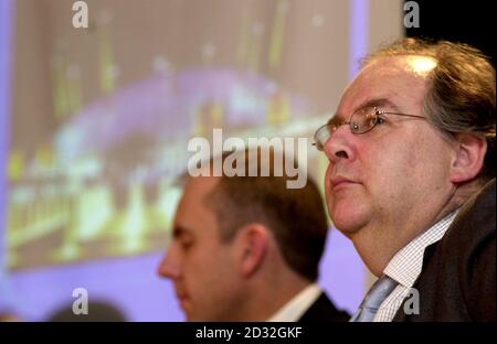 Lord Falconer (a destra) e David Hutton, direttore di Leave Lease, guardano a una conferenza stampa sulla vendita del Millennium Dome e lo sviluppo della Penisola di Greenwich, tenutasi al Dipartimento dei Trasporti nel centro di Londra. * i contratti sono stati firmati dal consorzio internazionale Meridian Delta Limited con un costo complessivo di sviluppo che si prevede di raggiungere i 4 miliardi di euro con la costruzione di nuove abitazioni, uffici, negozi e strutture ricreative lungo la penisola. Foto Stock