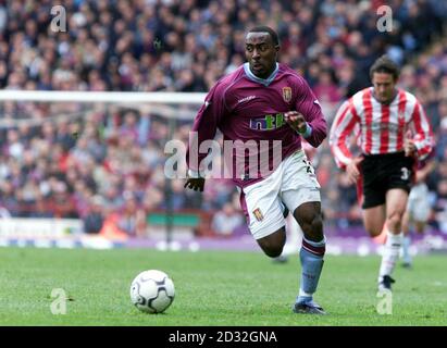 Darius Vassell di Aston Villa in azione durante la partita tra Aston Villa e Southampton a Villa Park. QUESTA IMMAGINE PUÒ ESSERE UTILIZZATA SOLO NEL CONTESTO DI UNA FUNZIONE EDITORIALE. NESSUN UTILIZZO DI SITI WEB/INTERNET A MENO CHE IL SITO NON SIA REGISTRATO PRESSO LA FOOTBALL ASSOCIATION PREMIER LEAGUE. 16/08/02 : Darius Vassell di Aston Villa in azione durante la partita tra Aston Villa e Southampton a Villa Park. L'attaccante Vassell ha dato ad Aston Villa un doppio impulso, cedendo il suo futuro al club e vincendo anche la sua battaglia di fitness per l'apripista di premiership di domenica con Liverpool. Vassell intimò che sarebbe stato Foto Stock