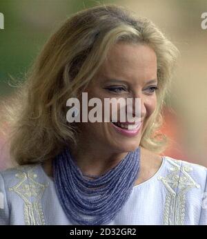 Principessa Michael di Kent, arriva nei giardini di Buckingham Palace per assistere ad un concerto classico per celebrare il Giubileo d'oro della Regina Elisabetta II * Starring Dame Kiri te Kanawa, il Prom at the Palace è il primo concerto pubblico organizzato nei terreni di Buckingham Palace e segna l'inizio di un fine settimana di celebrazioni. 12,000 biglietti per la serata sono stati assegnati per scrutinio. 06/01/03 la principessa Michael di Kent, che ha, ha rivelato come ha mantenuto la sua fredda dopo aver scoperto che stava soffrendo dal cancro della pelle. La principessa, presto per avere un tumore rimosso dal suo piede con laser, ha Foto Stock