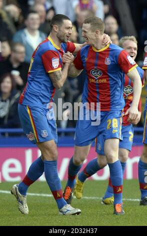 Peter Ramage (a destra) di Crystal Palace celebra il punteggio con il compagno di squadra Damien Delaney durante la partita del campionato Npower Football League a Selhurst Park, Londra. Foto Stock