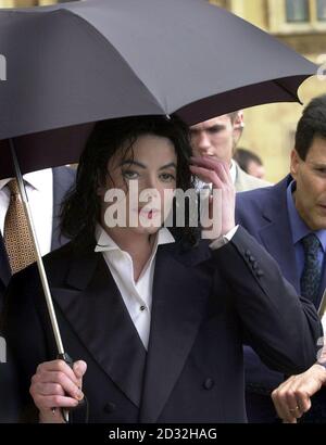 Il cantante STATUNITENSE Michael Jackson durante un tour delle Houses of Parliament, a Londra. Jackson era l'ospite del Labor Peer Lord Janner, che ha fissato il tour guidato della star come un favore per il suo amico vicino, Uri Geller psichico a cucchiaio. Foto Stock