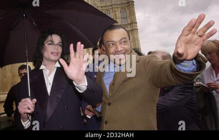 Il Segretario Generale del Tesoro Paul Boateng offre al cantante statunitense Michael Jackson un tour delle Houses of Parliment, a Londra. Jackson era l'ospite del Labor Peer Lord Janner, che ha fissato il tour guidato della star come un favore per il suo amico vicino, Uri Geller psichico a cucchiaio. Foto Stock