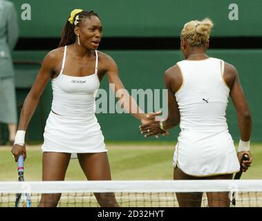 SOLO PER USO EDITORIALE, NON PER USO COMMERCIALE. Serena e Venere Williams dagli Stati Uniti in azione nella finale doubles delle Signore a Wimbledon che hanno vinto in serie 6:2/7:5 contro Virgina Ruano Pascual dalla Spagna e Paola Suarez dall'Argentina. * le sorelle Williams hanno gareggiato l'una contro l'altra nella finale femminile dei Singles ieri, con Serena che batte la sua sorella più anziana in serie diritte. Foto Stock