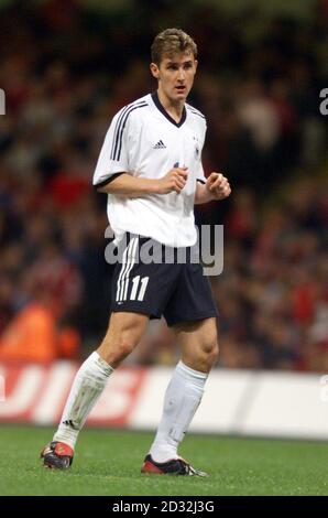 Miroslav Klose durante la partita di calcio tedesca e gallese allo stadio Millennium. Foto Stock