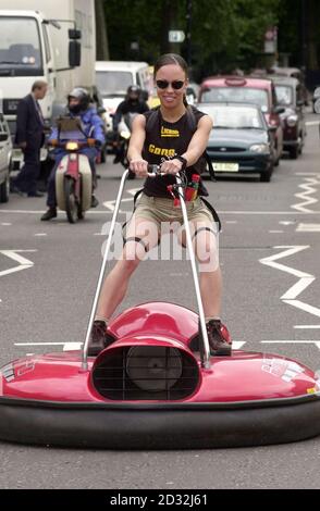 Celeste Botha, 26 anni, un fan di Lara Croft, si veste come suo idolo per prendere il volo tra il traffico nel centro di Londra su un hovercraft da solo. L'aggeggio noto anche come 'airboard', di cui ci sono solo due nel Regno Unito, * ...è stato progettato come un possibile modo futuristico di viaggiare per Londra nel 22 ° secolo. Foto Stock