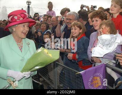 La Regina Elisabetta II della Gran Bretagna saluta i wellwishers quando arriva ad aprire il Municipio, che ospita l'Assemblea di Londra, sulla riva sud del Tamigi, vicino al Tower Bridge. *lo splendido edificio, progettato da Foster e Partners, e costruito da Arup & Partners, dispone di una sala riunioni, sale riunioni e strutture pubbliche, oltre ad uffici per il Sindaco, i membri dell'Assemblea di Londra e il personale della Greater London Authority. Offre 185,000 piedi quadrati (lordi) di spazio su dieci livelli che possono ospitare 440 persone e membri del personale. Foto Stock