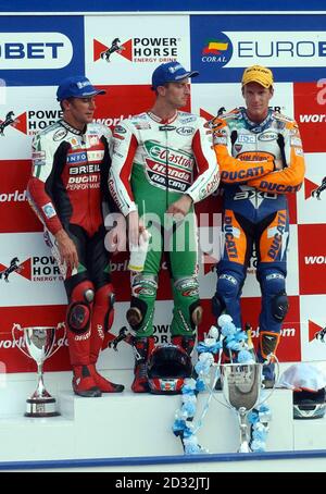 World Super Bikes Championship a Brands Hatch, Kent UK. Piazzamento vincitori di gara 2, L-R Troy Bayliss of Australia (2°), Colin Edwards of America (1°) e Neil Hodgson of Britain (3°) Foto Stock