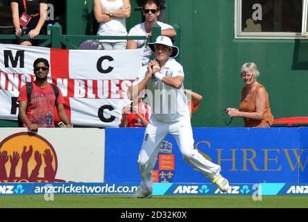 Stuart Broad in Inghilterra prende la cattura di Tim Southee della Nuova Zelanda durante il terzo giorno della seconda partita di prova alla Hawkins Basin Reserve, Wellington, Nuova Zelanda. Foto Stock