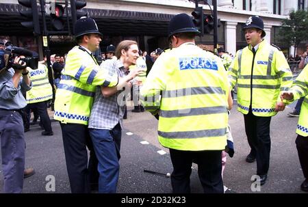 La polizia ha portato via uno dei manifestanti fuori Selfridges nel centro di Londra dove hanno tentato di impedire al negozio di vendere merci da insediamenti israeliani nei territori occupati. * circa 100 dimostranti hanno tenuto striscioni, battono tamburi, fischietti e hanno cantato "affetta le occupazioni ora" fuori dal negozio di Oxford Street. Foto Stock