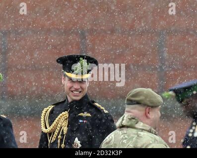 La pioggia cade durante la visita del Duca di Cambridge alle Guardie Irlandesi del primo battaglione per assistere alla parata del giorno di San Patrizio a Mons Barracks, Aldershot. PREMERE ASSOCIAZIONE foto. Data foto: Domenica 17 marzo 2013. Vedi la storia della Pennsylvania ROYAL Cambridge. Il credito fotografico deve essere: Steve Parsons/PA Wire Foto Stock