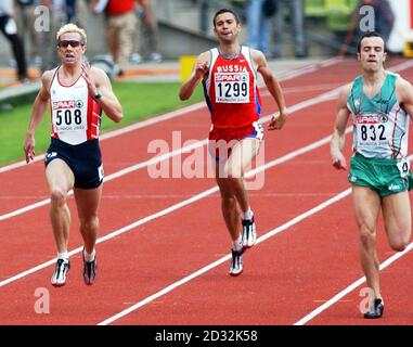 Paul McKee d'Irlanda (destra) e Tim Benjamin di Gran Bretagna (sinistra) si qualificano entrambi nella loro gara di apertura nell'evento maschile di 400m dei Campionati europei di atletica leggera, allo Stadio Olimpico di Monaco, Germania. Foto Stock