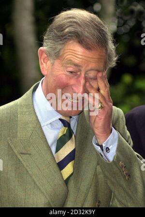 Il Principe di Galles arrivò nella casa scozzese preferita della nonna prima che fosse aperta al pubblico per la prima volta. * Charles prese il volante della sua Aston Martin Volante in un viaggio di 200 miglia da Balmoral al al Castello di Mey a Caithness, vicino John o'Groats. Foto Stock