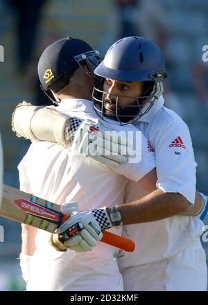 L'inglese Matt Prior (a sinistra) è abbracciato da Monty Panesar (a destra) dopo aver colpito la palla finale per assicurarsi un pareggio durante il quinto giorno della terza partita di prova all'Eden Park, Auckland, Nuova Zelanda. Foto Stock