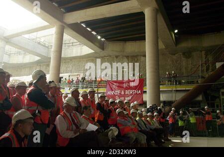 I lavoratori del Channel Tunnel Rail link (CTRL), si riuniscono per guardare come 'Annie', (sfondo) una delle due macchine per la perforazione di tunnel, inizia a lavorare sul tunnel in uno dei siti attualmente in costruzione come nuova stazione internazionale a Stratford. * le due macchine di alesatura lavoreranno sulla rotta 17,5 km da Stratford a St Pancras nel centro di Londra, con la sorella di Annie 'Berthaa' che parte in sei settimane. Foto Stock