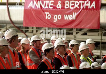 I lavoratori del Channel Tunnel Rail link (CTRL), si riuniscono per guardare come 'Annie' (macchina in background), una delle due perforatrici tunnel, inizia a lavorare sul tunnel in uno dei siti attualmente in costruzione come nuova stazione internazionale a Stratford. * le due macchine di alesatura lavoreranno sulla rotta 17,5 km da Stratford a St Pancras nel centro di Londra, con la sorella di Annie 'Berthaa' che parte in sei settimane. Foto Stock