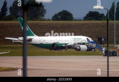 L'aeromobile A310 Airbus di Pakistan International Airlines sul asfalto dell'aeroporto internazionale di Birmingham dal quale un uomo è stato trattenuto durante i controlli di sicurezza sui passeggeri che viaggiano dal Pakistan al Canada. Foto Stock