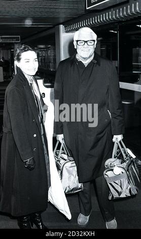L'attore cinematografico nato a Bristol Cary Grant con sua moglie Barbara all'aeroporto di Heathrow, Londra, prima di partire per Nizza per partecipare al Monte Carlo Circus, un evento annuale organizzato dal Principe Ranier. Foto Stock