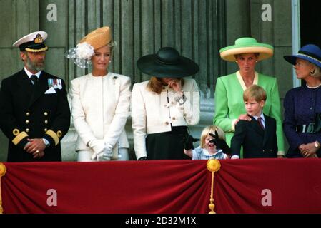 La principessa Beatrice gioca con i guanti di sua madre - la Duchessa di York - mentre la Principessa di Galles e il figlio il Principe Harry e altri membri della Famiglia reale guardano la Battaglia di Gran Bretagna 50 ° anniversario Flypassato. Foto Stock