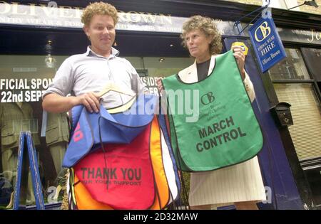 L'ex Ministro dello Sport Kate Hoey incontra Kristian Robson, il proprietario del negozio di abbigliamento di campagna Oliver Brown, fuori dal suo negozio vicino a Sloane Square nel centro di Londra. * l'MP per Vauxhall, che è l'unico MP laburista ad opporsi ad un divieto di caccia, è stato in visita al negozio che sta fungendo da sponsor ufficiale per questa domenica campagna Alliance marzo a Londra. Foto Stock