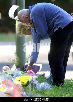 Bob e Sally Dowler, genitori della studentessa assassinata Amanda Dowler a Yatley Heath Woods, Minley, vicino a Fleet, Hampshire, dove hanno guardato i tributi floreali lasciati per la loro figlia. *...i genitori afflatori Milly Dowler visitarono il sito boscoso dove furono trovati i resti dell'adolescente. Il consulente INFORMATICO Bob, 51 anni, e sua moglie Sally, insegnante di 43 anni, hanno trascorso 30 minuti a Yateley Heath Woods, questo pomeriggio. Vedere PA Story POLIZIA Teenager. PA Foto/Solent/Pool. Foto Stock