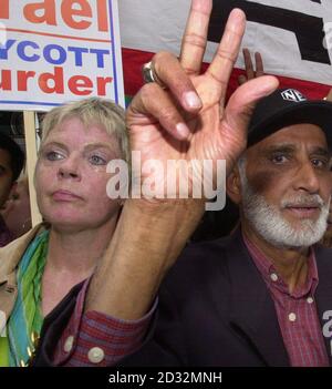 La marcia della coalizione Stop the War a Embankment, nel centro di Londra. I manifestanti si oppongono all’azione militare proposta contro l’Iraq dal presidente americano George Bush e dal primo ministro britannico Tony Blair. Foto Stock
