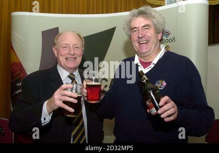 Primo ministro e deputato laburista per Cardiff West, Rhodri Morgan si è Unito all'ex leader del Partito laburista Neil Kinnock (sinistra) con una pinta di birra Brains di Cardiff in un ricevimento di lavoro gallese alla vigilia della Conferenza del Partito laburista a Blackpool, celebrando il suo 63° compleanno. Foto Stock