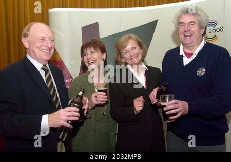 Il primo ministro e deputato laburista di Cardiff West Rhodri Morgan (destra) è affiancato dall'ex leader del Partito laburista Neil Kinnock (sinistra) e dalla moglie Glenys (seconda destra) e dall'amministratore delegato di Cardiff 2008; * Lynne Williams festeggerà il 63° compleanno di Rhodri con una pinta di birra Brains di Cardiff in un ricevimento di lavoro gallese alla vigilia della Labor Party Conference di Blackpool. Foto Stock