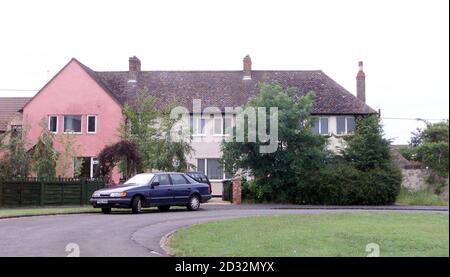 La casa dell'Oxfordshire, a destra, di David Tovey, dove la polizia ha trovato una cache di armi, munizioni e attrezzature per la realizzazione di bombe, durante una ricerca nel febbraio 2002. Tovey è stato giudicato colpevole a Oxford Crown Court, su due accuse di danni criminali aggravanti in modo razziale. * il supremacista bianco Tovey, che si è dichiarato colpevole in un'audizione precedente a tre accuse di esplosivi e sei accuse di armi, dovrebbe essere condannato in tre settimane. Foto Stock