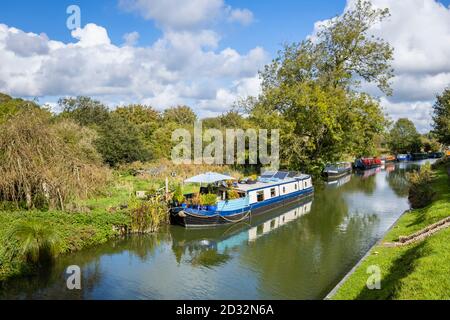 Narrowboats ormeggiato sulla riva del ramo Bruce del Kennett e Avon Canal a Great Bedwyn, un villaggio nel Wiltshire orientale, Inghilterra meridionale Foto Stock