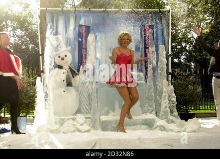 Modello nell McAndrew, come la regina del ghiaccio, vicino al suo trono di neve in Leicester Square nel centro di Londra, per il lancio del Regno Unito di Babbo Natale. * il Babbo Natale è un'esperienza natalizia che si svolge dal 29 novembre al 23 dicembre di quest'anno al Wembley Exhibition Centre di Londra, al NEC di Birmingham e al SECC di Glasgow, dove i visitatori possono incontrare Babbo Natale, vedere le vere renne, visitare una grotta di ghiaccio e visitare il villaggio di Babbo Natale. Guarda la storia di PA. Foto Stock