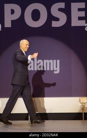 Il leader conservatore Iain Duncan Smith riconosce l'applauso dei delegati dopo aver pronunciato il suo discorso alla Conferenza del Partito conservatore a Bournemouth. Foto Stock