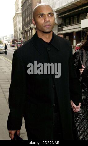 Jimmy Gulzar torna a Horseferry Road Magistrates Court nel centro di Londra per essere condannato dopo essere stato trovato colpevole di aver aggredito un ragazzo autistico di tre anni. *... La corte aveva sentito come Gulzar, nato in Olanda, nel 35, l'ex-marito di Spice Girl Mel B di Willesden, nel nord di Londra, perse il suo temperamento e colpì il bambino sul suo fondo nell'area di gioco dello Zoo di Londra durante un'uscita nel settembre 2001. Gulzar aveva dichiarato di colpire il ragazzo per proteggere un altro bambino, ma questo è stato rifiutato dal giudice del distretto Anthony Evans. Foto Stock