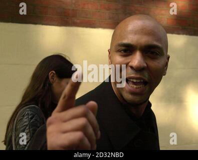 Jimmy Gulzar lascia Horseferry Road Magistrates Court nel centro di Londra dopo essere stato multato nel 200 per aver aggredito un ragazzo autistico di tre anni. * la corte aveva sentito come Gulzar, nato in Olanda, nel 35, l'ex marito di Spice Girl Mel B di Willesden, nel nord di Londra, perse il suo temperamento e colpì il bambino sul suo fondo nell'area di gioco dello zoo di Londra durante un'uscita nel settembre 2001. Gulzar aveva dichiarato di colpire il ragazzo per proteggere un altro bambino, ma questo è stato rifiutato dal giudice del distretto Anthony Evans. Foto Stock