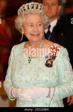 La Regina Elisabetta II della Gran Bretagna parte dopo una performance di gala alla Roy Thomson Hall di Toronto durante la sua visita reale di due settimane in Canada. Foto Stock