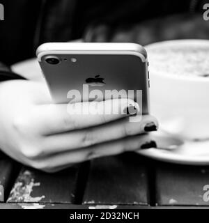 Londra UK Ottobre 06 2020, primo piano di UNA giovane donna Holding e utilizzando il suo smartphone Checking NHS Track and Trace per COVID-19 Foto Stock