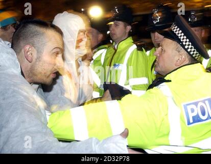 I manifestanti si scontrano con la polizia alla fine di una protesta contro la guerra, altrimenti pacifica, a Westminster, Londra. La coalizione Stop the War ha organizzato a Westminster una manifestazione di massa per protestare contro i piani del governo per un proposto attacco militare contro l'Iraq. * gli organizzatori, hanno detto che più di 3,000 persone si erano unite al rally di Londra, che ha seguito una giornata nazionale di azione. Foto Stock