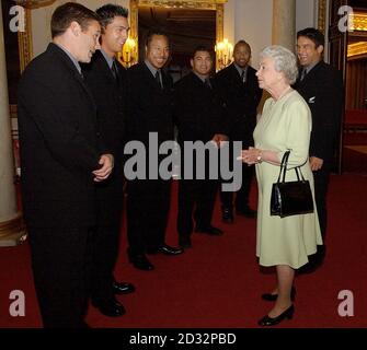 La regina Elisabetta II incontra i membri della squadra di rugby Nuova Zelanda All Blacks a Buckingham Palace, Londra. Foto Stock