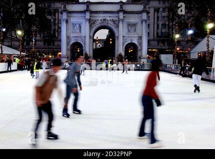 Le persone si divertono sulla pista di pattinaggio all'aperto di Marble Arch, nel centro di Londra, che rimarrà aperta fino al 15 gennaio 2003. * la pista di pattinaggio su ghiaccio di 600 metri quadrati è stata approvata dal Westminster City Council & Oxford Street Association ed è stata progettata con la collaborazione del Patrimonio Inglese. E' la prima volta che un evento di questo tipo è stato permesso di svolgersi su questo sito storico. Foto Stock