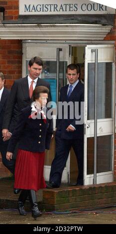 La Principessa reale, suo marito, il comandante Tim Laurence, e suo figlio, Pietro, Lascia East Berkshire Magistrates Court a Slough, dopo aver ammesso un'accusa ai sensi del Dangerous Dogs Act dopo che uno dei suoi animali domestici era un po' due bambini al Windsor Great Park. * la principessa fu multata 500 e ordinò di pagare 250 in compenso: Il giudice distrettuale Penelope Hewitt ordinò anche che il suo cane Dotty fosse tenuto in testa nei luoghi pubblici e dovesse essere addestrato. Lei e suo marito erano stati convocati ai sensi dell'articolo 3 (1) del Dangerous Dogs Act 1991 e sono stati presunti per essere stati responsabili di un cane che wa Foto Stock