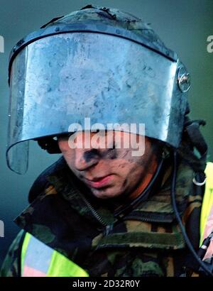 Un membro dell'equipaggio dell'Army Green Goddess che guarda stanco durante lo smorzamento sul luogo del fuoco, la mattina presto a Rochdale, Lancashire. Ieri sono stati chiamati più di 70 vigili del fuoco militari per affrontare una briciole in un deposito di pneumatici. * nove Goddess verdi, una Dea Rossa e due apparecchi respiratori sono stati inviati alla scena. Il servizio antincendio nazionale sta attualmente svolgendo uno sciopero di otto giorni sulle controversie in materia di retribuzione. 02/12/02 : UN dossier di 15 pagine preparato dalla commissione per le emergenze del governo, Cobra, elogia le 19,000 truppe che hanno fornito la copertura di emergenza durante le ultime settimane di fuoco Foto Stock