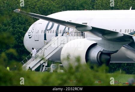 I passeggeri sbarcano sul volo Pakistan International Airlines PK709 diretto a Manchester da Lahore, all'aeroporto di Stansted, Essex, dopo che l'aereo è stato deviato a seguito di un incidente a bordo. Foto Stock